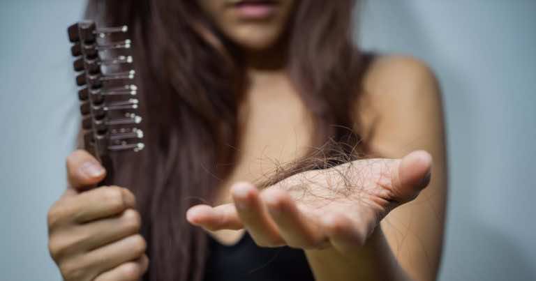 Jeśli wypadają Ci włosy, nie muszą być winne witaminy, to może być ta jedna rzecz!