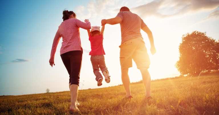 Ta niewinna zabawa może skończyć się źle. Podnoszenie dziecka za ręce gdy skacze.