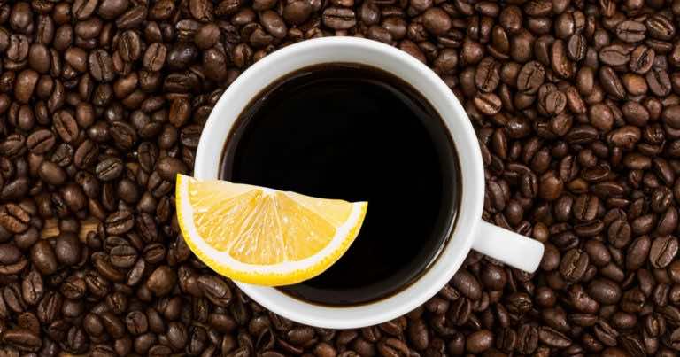 Dlaczego warto wypić kawę z cytryną. Zobacz, a zaczniesz tak robić częściej!