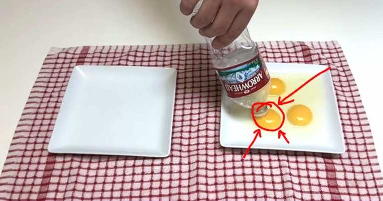 Genialny sposób na oddzielenie żółtka od białka – zawsze będziesz już tak robić!