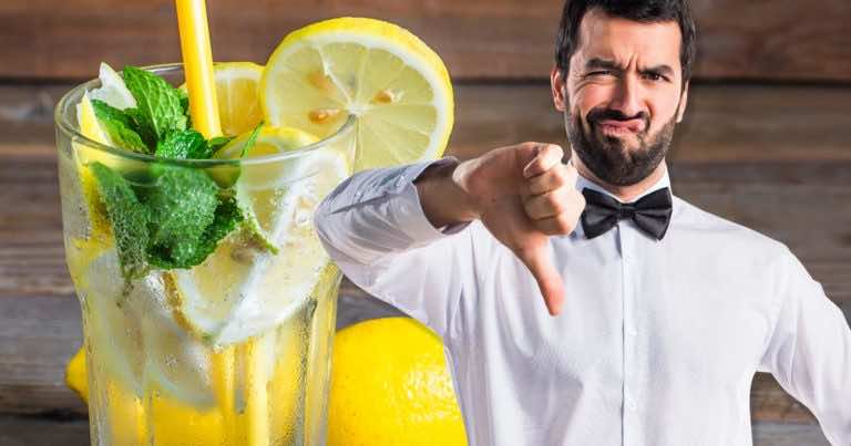 Oto dlaczego nigdy nie powinnaś prosić o wodę z cytryną w restauracji