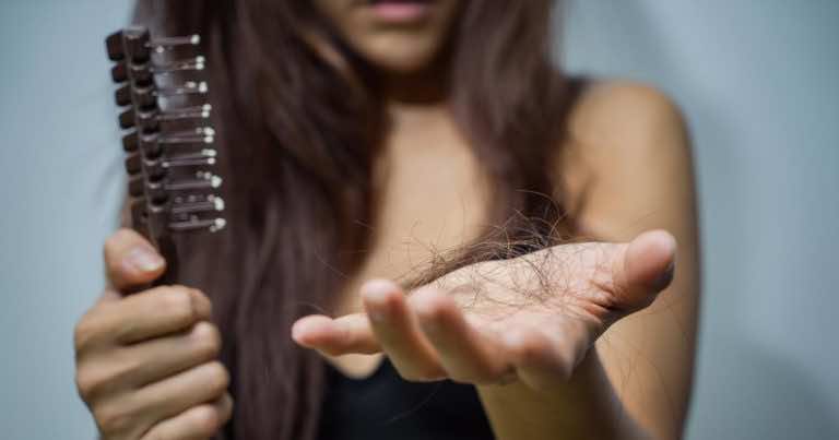 Zobacz co oznaczają wypadające włosy. Jest jeden najczęstszy powód.