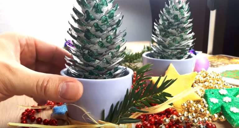 Jak zrobić choinkę z szyszek na Boże Narodzenie?