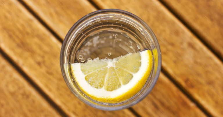 Zacznij codziennie pić wodę z cytryną. Zobacz co to zmieni!