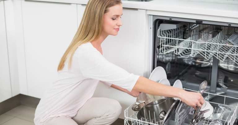 Brak tabletek do zmywarki? Wykorzystaj to, co masz w kuchni