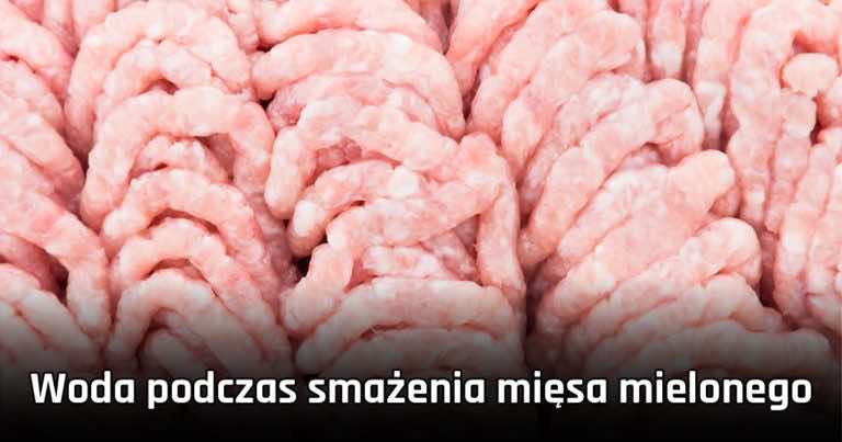 Podczas smażenia mięsa mielonego pojawia się dużo wody? Zobacz co to oznacza!