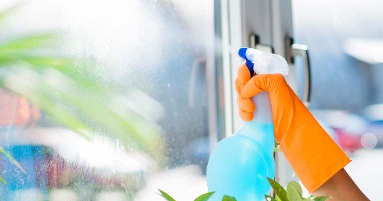 Jak zrobić płyn do mycia szyb?