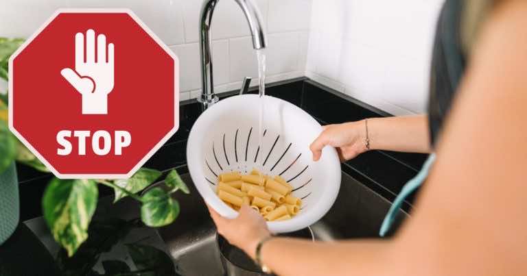 Nigdy nie płucz makaronu po ugotowaniu zimną wodą!