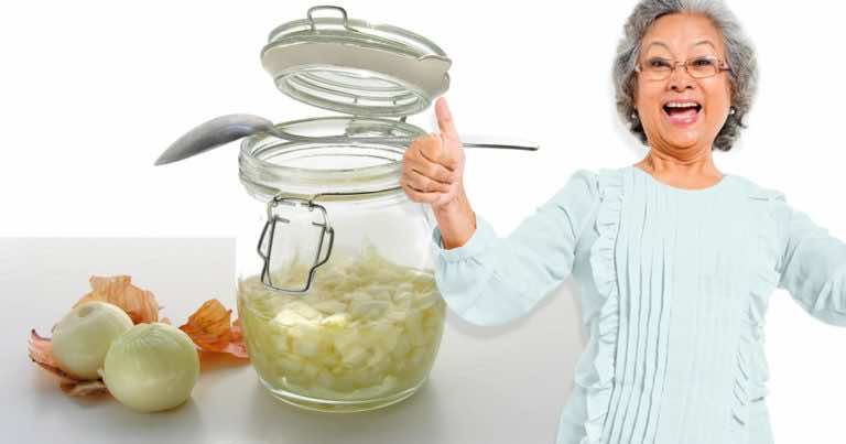 Babciny przepis na syrop z cebuli, który pomoże Ci zwalczyć przeziębienie