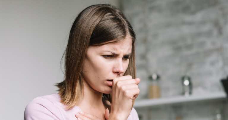 Suchy kaszel nie musi być objawem przeziębienia. Zobacz co może oznaczać!