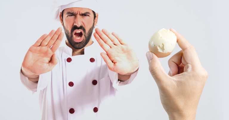 Jak obierać jajka aby białko nie strzępiło się