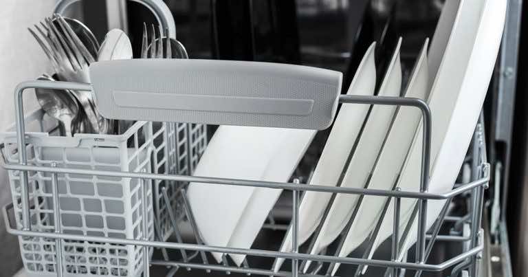 Piana w zmywarce? Zobacz możliwe powody pozostania piany po myciu naczyń w zmywarce.