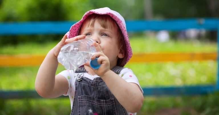Woda dla dziecka w butelce podczas tych upałów to tykająca bomba!
