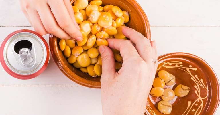 Jak jeść bób – w łupienie czy bez niej?