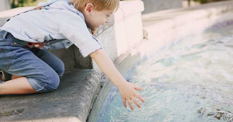 Nie pozwalaj dziecku bawić się w miejskiej fontannie! To wylęgarnia bakterii!