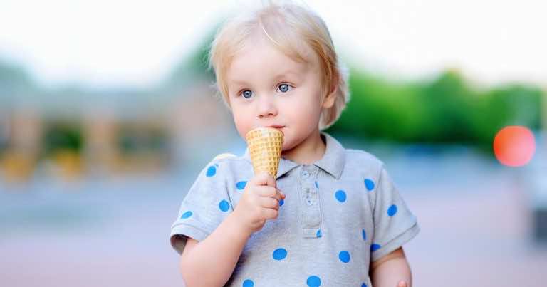 Zjadł lody na słońcu i poparzył sobie buzię! Zobacz jak to się stało i uważaj!