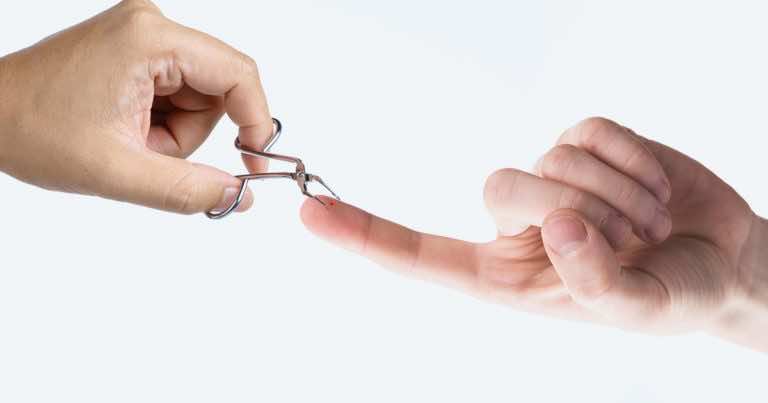 Wbiła Ci się drzazga? Lepiej wyjmij ją jak najszybciej!