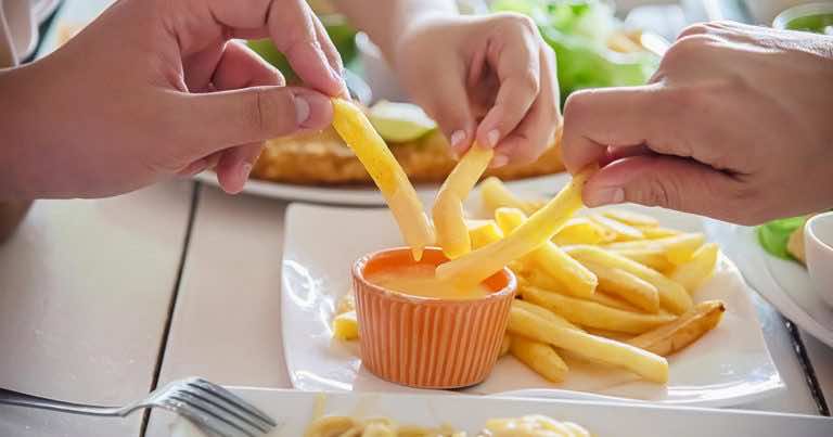 Jedziesz nad morze? UOKiK ostrzega przed jedzeniem w podróży!