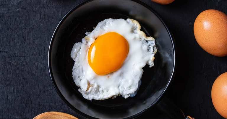 Ten błąd podczas smażenia jajek sadzonych popełniamy najczęściej!