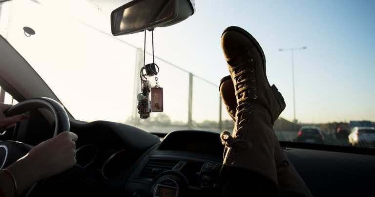 Trzymasz nogi na podszybiu? Przestań tak robić!