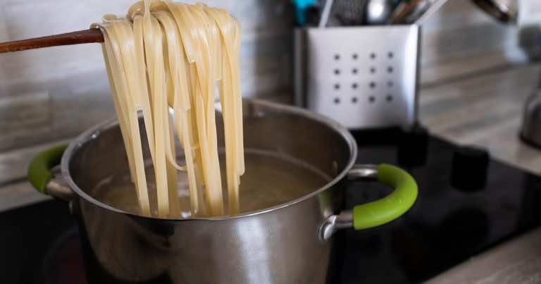Ugotowałaś makaron? Nie wylewaj wody! Zobacz jak ją wykorzystać.