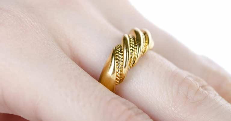 Jak wyczyścić złotą biżuterię