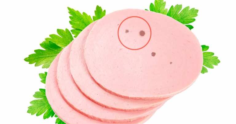 Co oznaczają brązowe plamki na plastrach wędliny drobiowej?