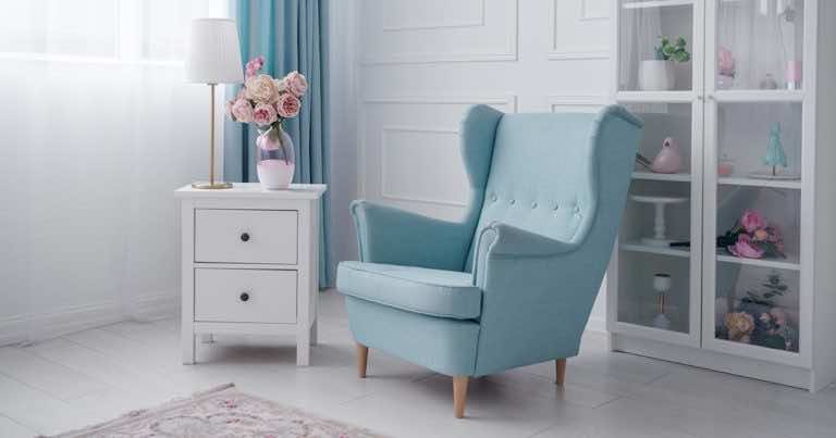 Fotele uszaki i inne meble w stylu vintage wracają dziś do sklepów