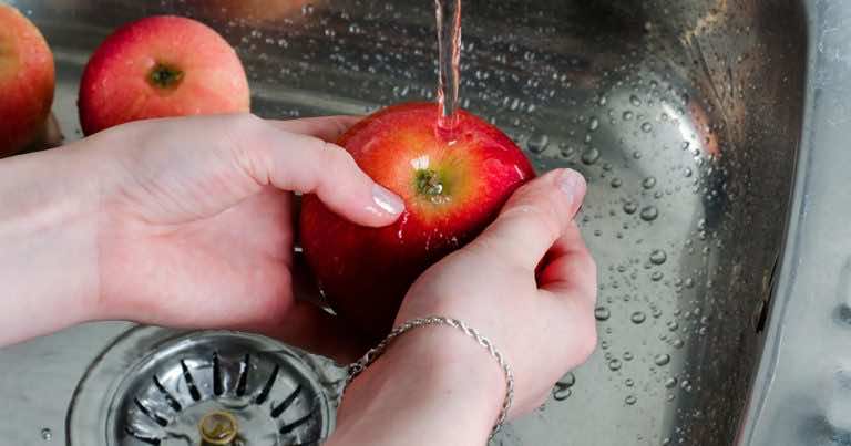 Czy trzeba myć owoce i warzywa przed zjedzeniem?