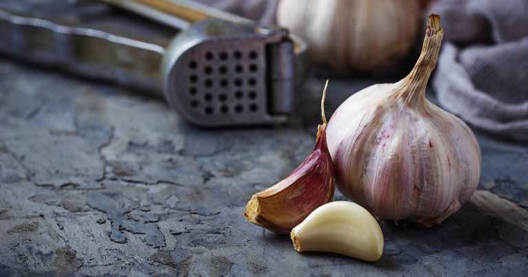 Czy obierać ząbki czosnku przed wyciśnięciem przez praskę?