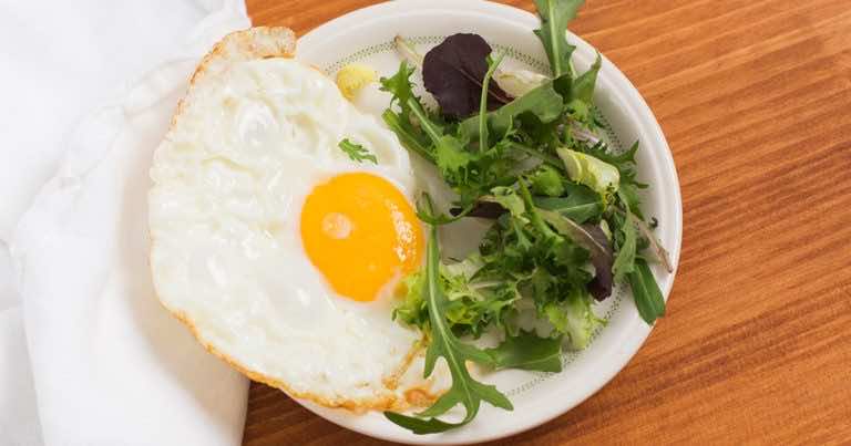 Trik, dzięki któremu jajko sadzone będzie jeszcze lepsze