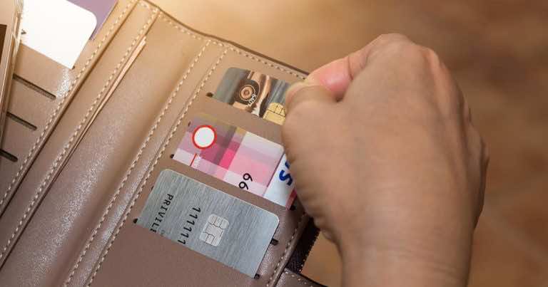 Noś zawsze dwie karty płatnicze w portfelu!