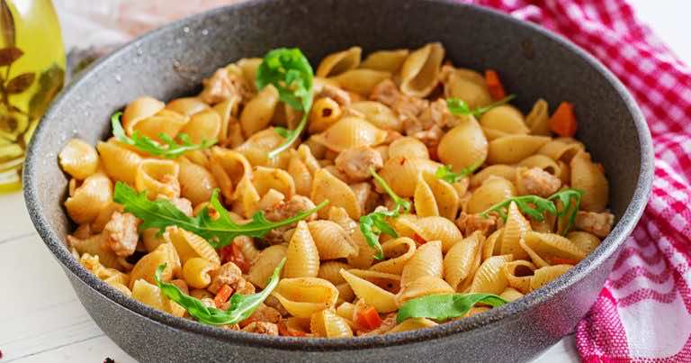 Makaron z sosem pomidorowym i kurczakiem