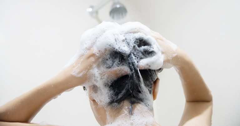 Dodaj sody oczyszczonej do szamponu. Zobacz dlaczego!