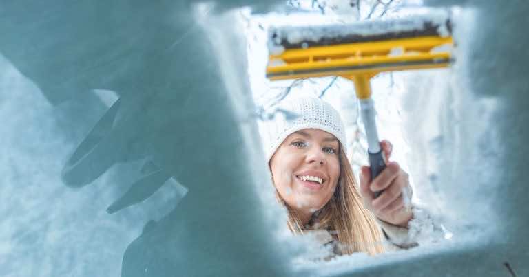 Jak szybko odmrozić szybę w samochodzie