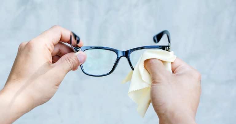 Co zrobić by okulary nie parowały zimą?