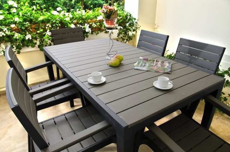 Meble ogrodowe do wnętrz – jak wykorzystać je w modnych aranżacjach