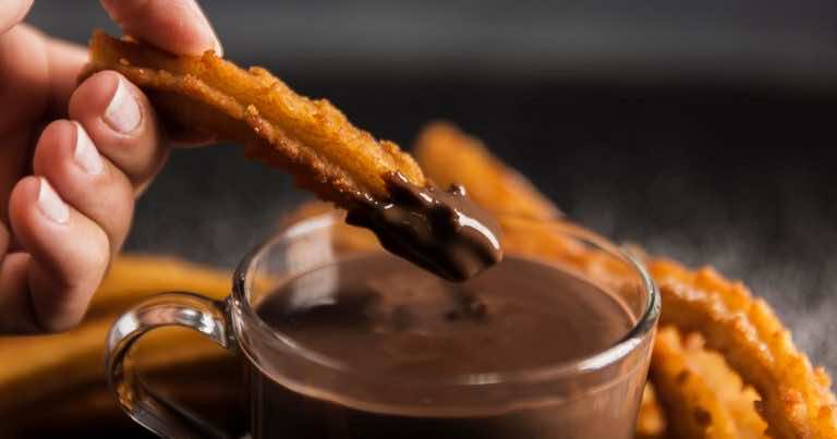 Churros z sosem czekoladowym