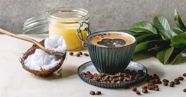 Czy warto pić kawę z olejem kokosowym?
