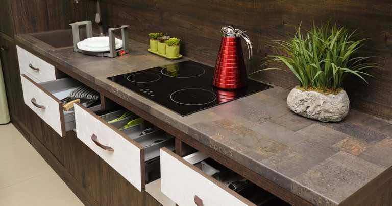 Czy szuflada pod płytą indukcyjną nagrzewa się?