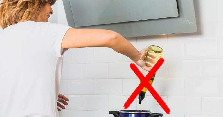 Te błędy najczęściej popełniamy podczas gotowania. Zepsują każde danie!