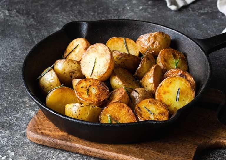 Patelnia żeliwna – dlaczego warto ją wybrać?