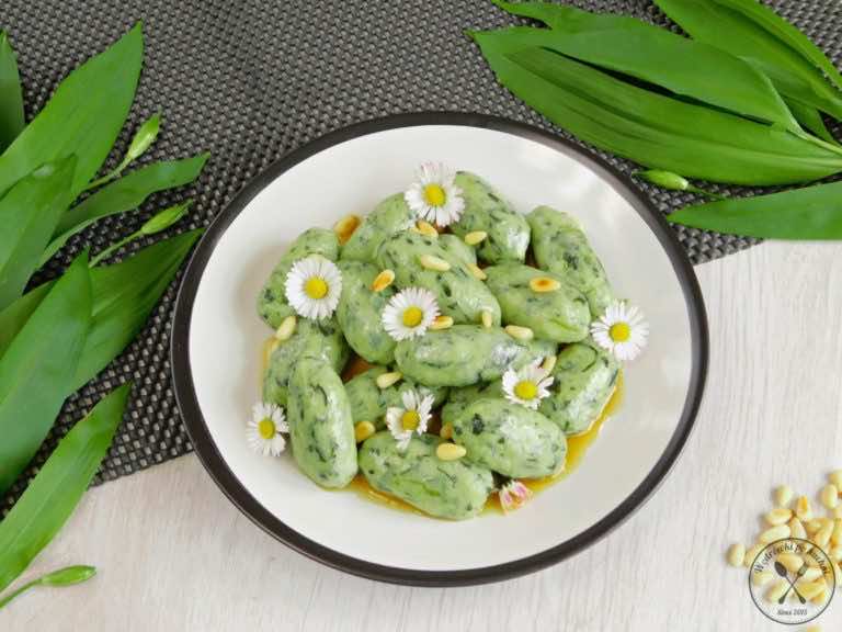 Kluseczki serowe z czosnkiem niedźwiedzim i palonym masłem