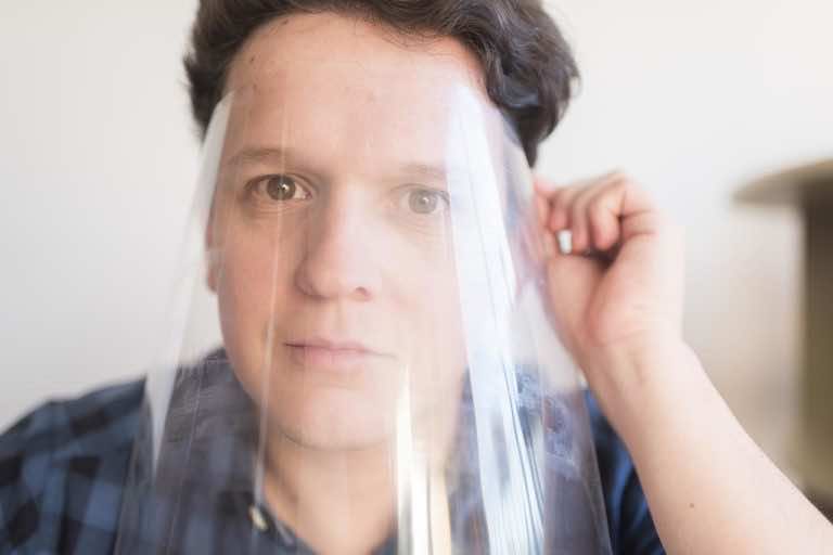 Czy można nosić przyłbicę zamiast maseczki?