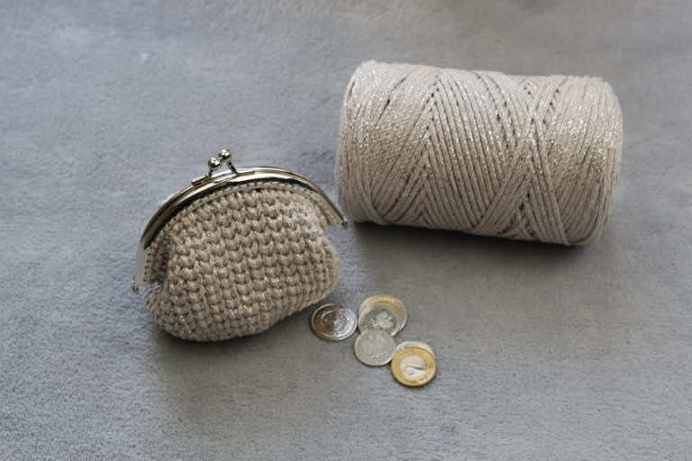 Portmonetka szydełkowa z metalowym biglem