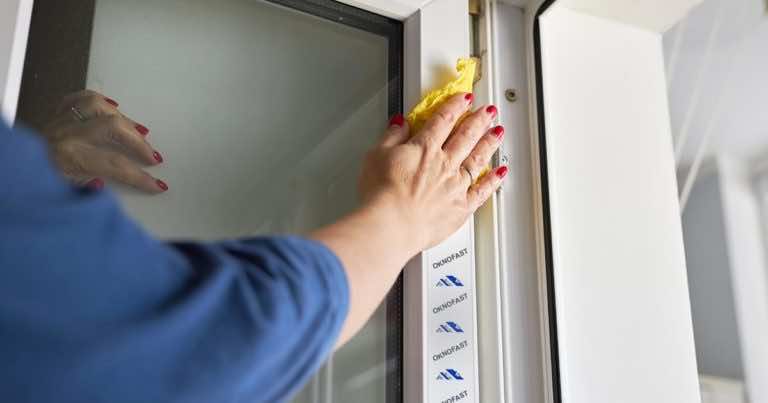 Zwulkanizowana folia na oknach – czym ją usunąć?