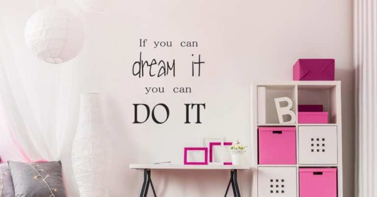 Dekoracyjne napisy ścienne – 5 pomysłów na wnętrze z charakterem