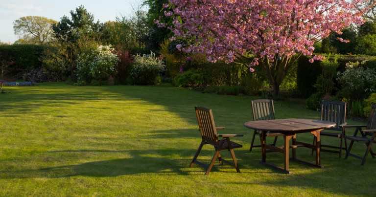 Lubisz przebywać w ogródku, ale drażnią cię komary i owady? Pomyśl pawilonie ogrodowym