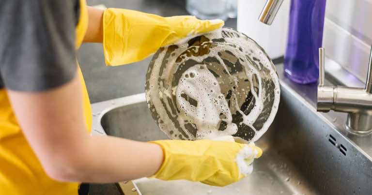 Gdy skończysz myć naczynia w zlewie, wlej do odpływu trochę płynu do mycia naczyń