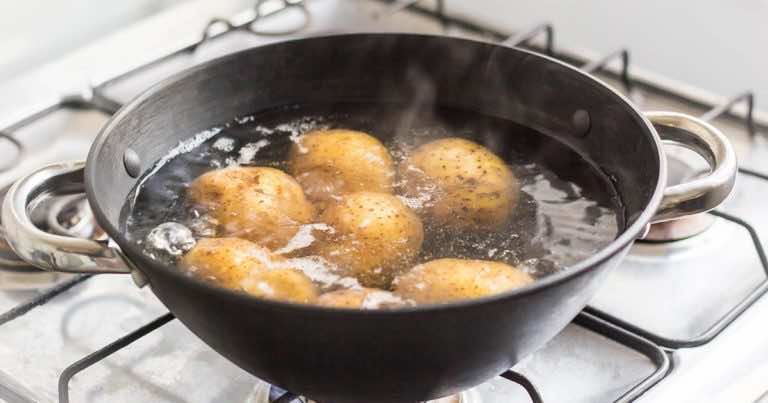Sposób w jaki od zawsze gotujesz ziemniaki jest totalnie zły! Zobacz dlaczego.
